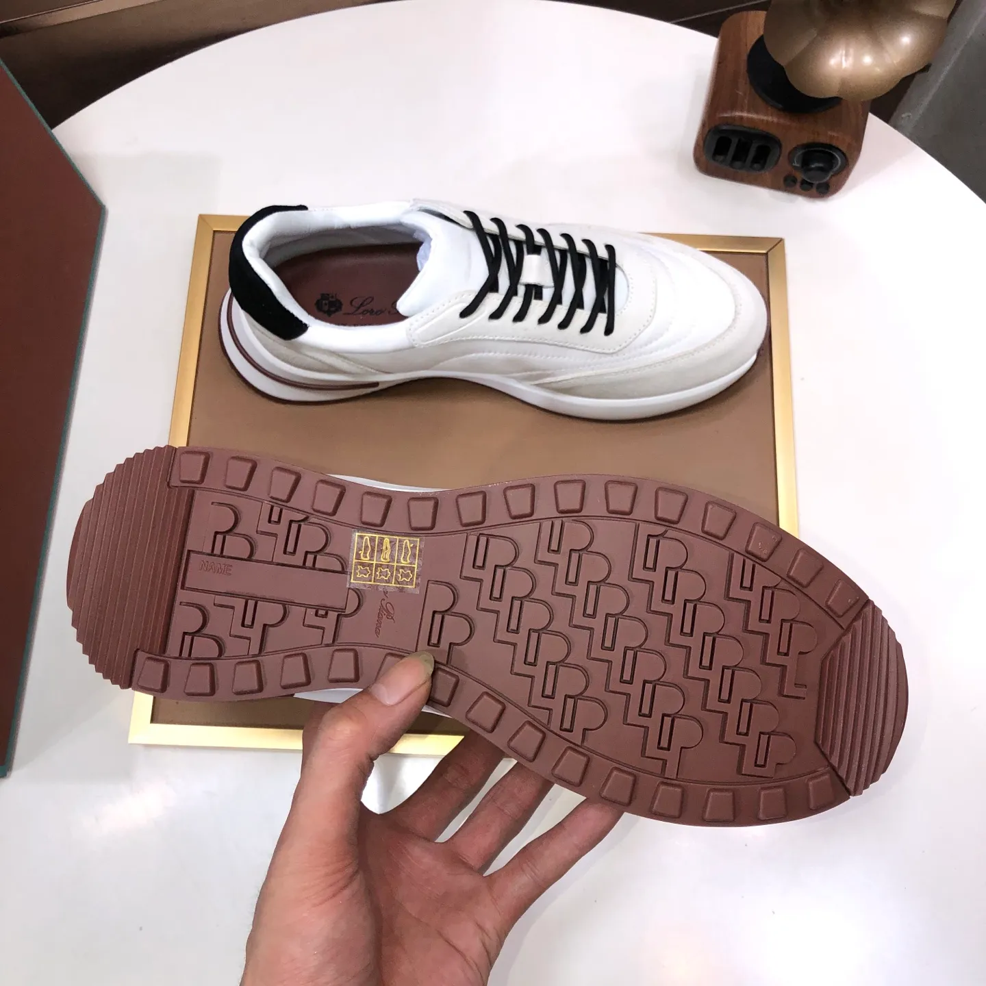Men's shoes 💰600💰[𝐥𝐨𝐫𝐨 𝐏𝐢𝐚𝐧𝐚] lp classic loafers, an Italian treasure brand, the only brand that can match Hermès! Only after wearing it do we realize that we cannot let down our feet. The upper is imported cashmere, the lining of water-dyed cowhide ➕ the cowhide feet, the official original glass rubber outsole, and the pendant. Exclusive original packaging (tag ➕ brand paper ➕ outer box ➕ hand bag) code number: 38-45